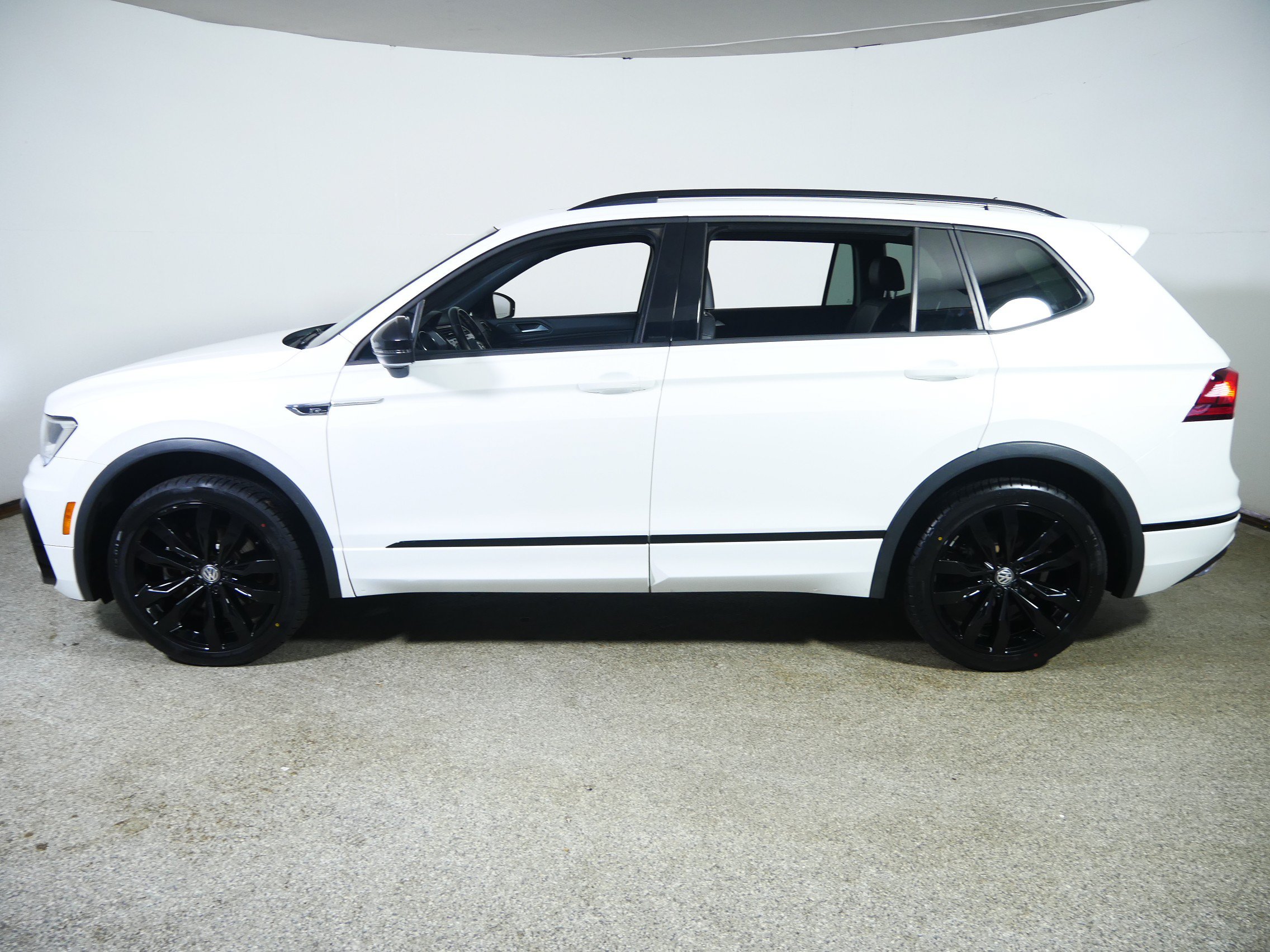 Used 2021 Volkswagen Tiguan SE R-Line AWD/4WD image 4