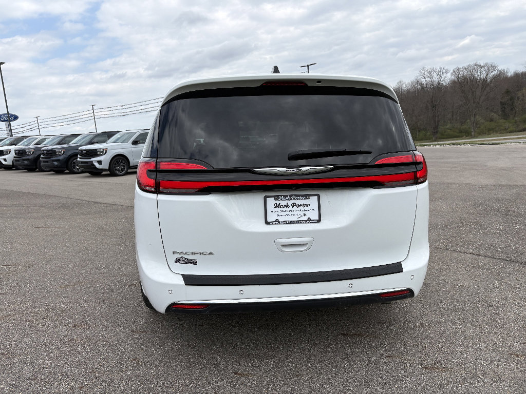 Used 2024 Chrysler Pacifica Touring-L image 4