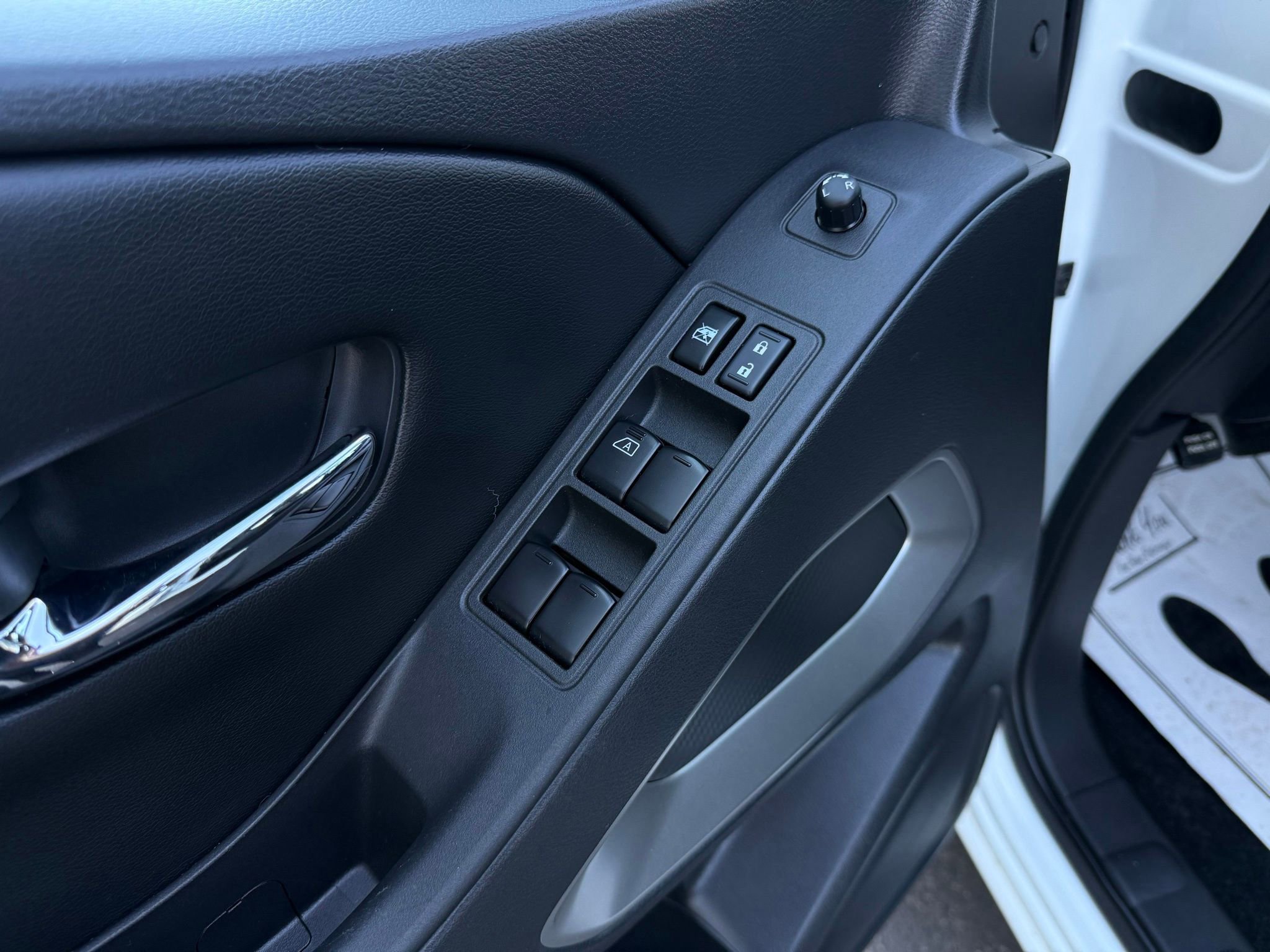 Used 2025 Nissan Frontier SV image 30