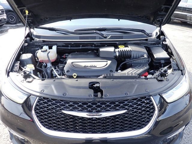 Used 2023 Chrysler Pacifica Touring-L image 13
