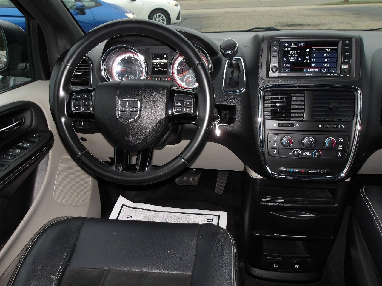 Used 2017 Dodge Grand Caravan SXT w/ Rear Park Assist Package FWD image 13