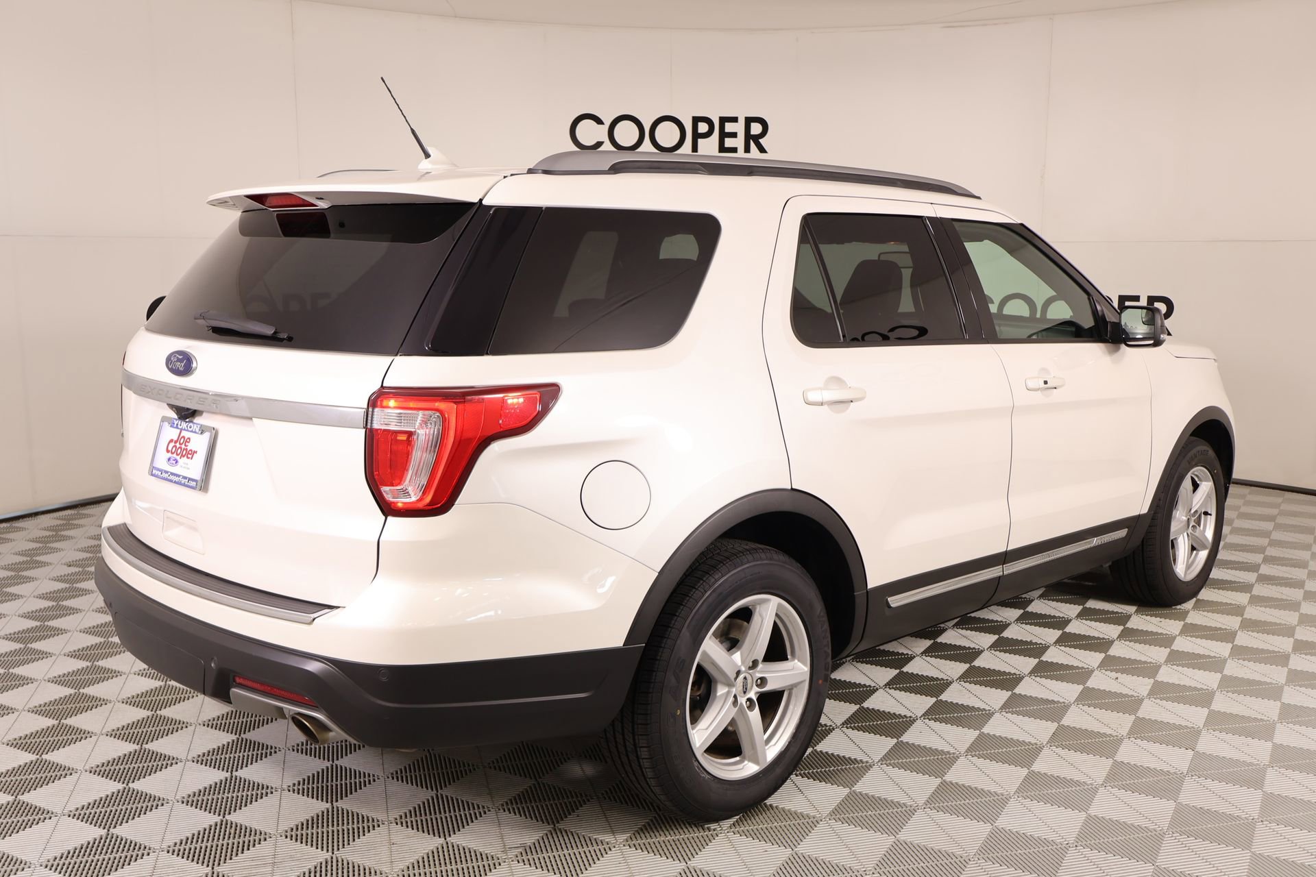 Used 2018 Ford Explorer XLT w/ Equipment Group 202A FWD image 22