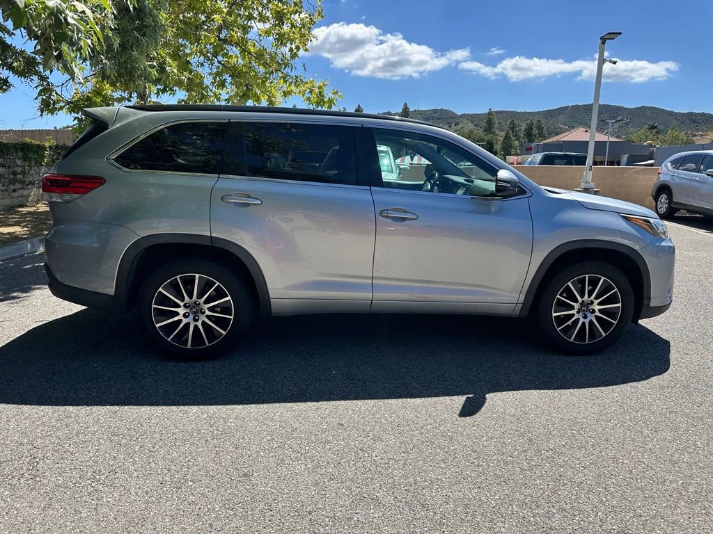 Used 2017 Toyota Highlander SE FWD image 7