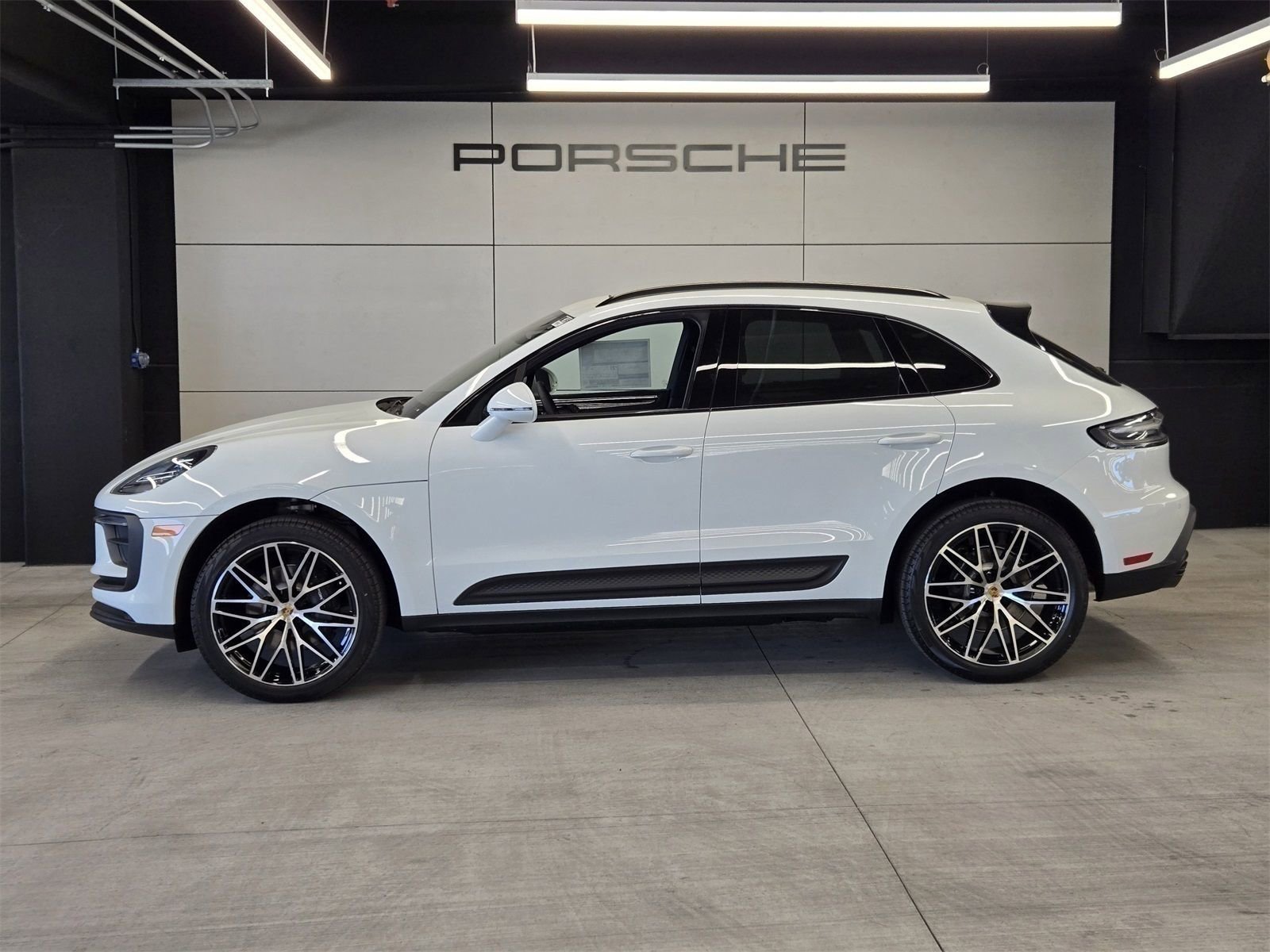 Used 2025 Porsche Macan Base image 2