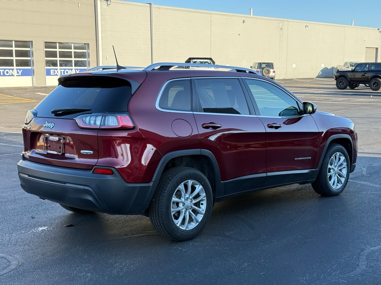 Used 2019 Jeep Cherokee Latitude w/ Popular Appearance Group image 3