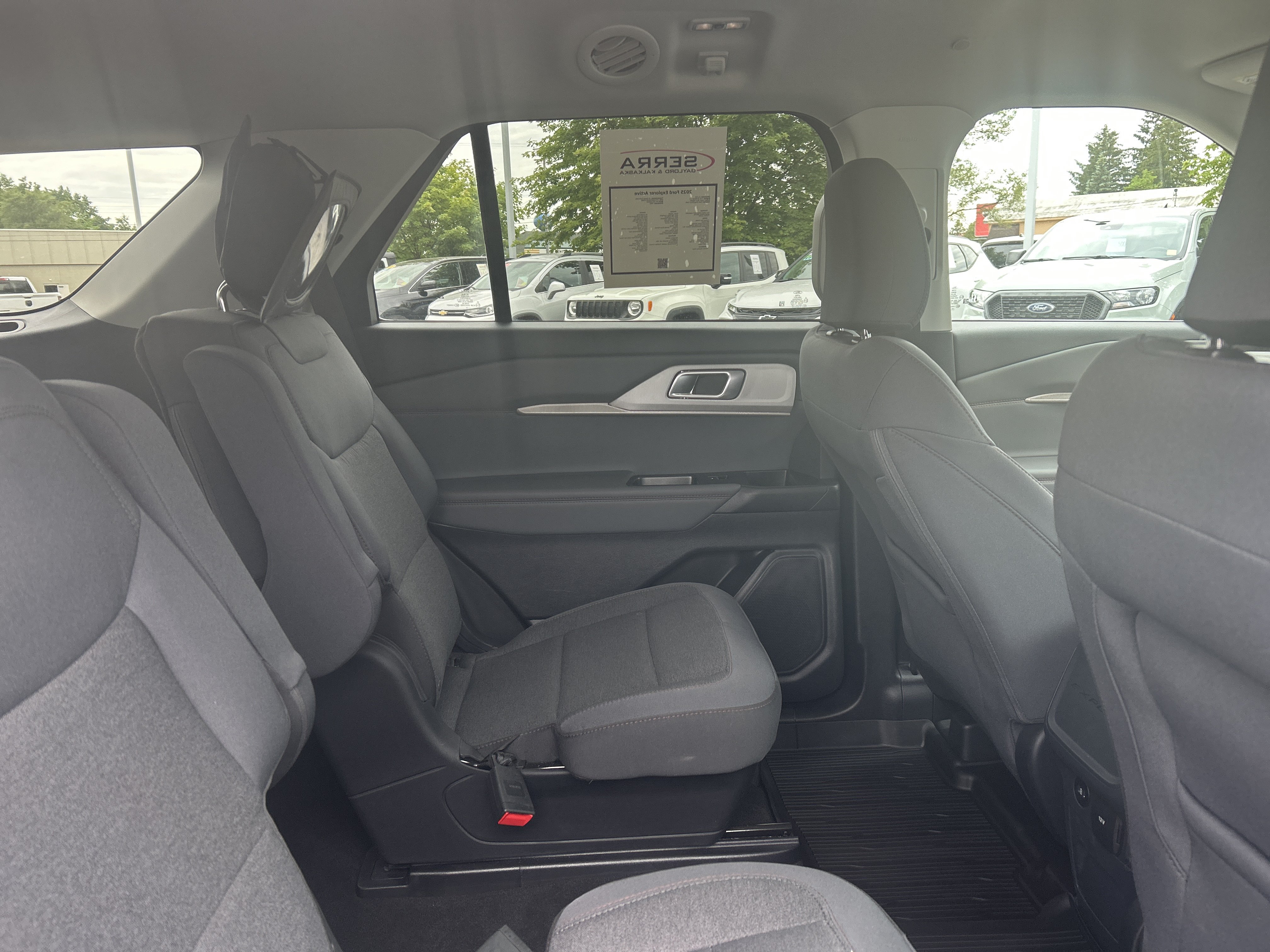 Used 2025 Ford Explorer Active AWD/4WD image 10
