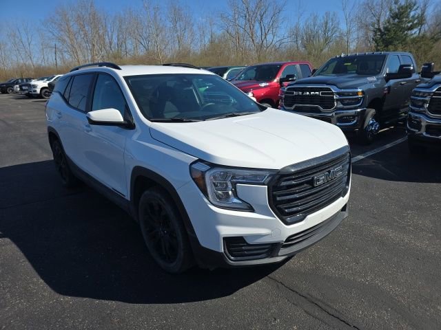 Used 2022 GMC Terrain SLE w/ Driver Convenience Package image 2