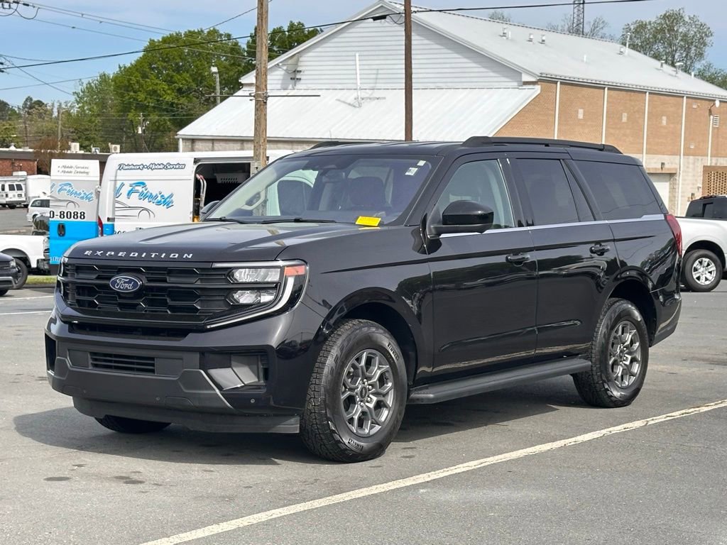 Used 2025 Ford Expedition Active image 2