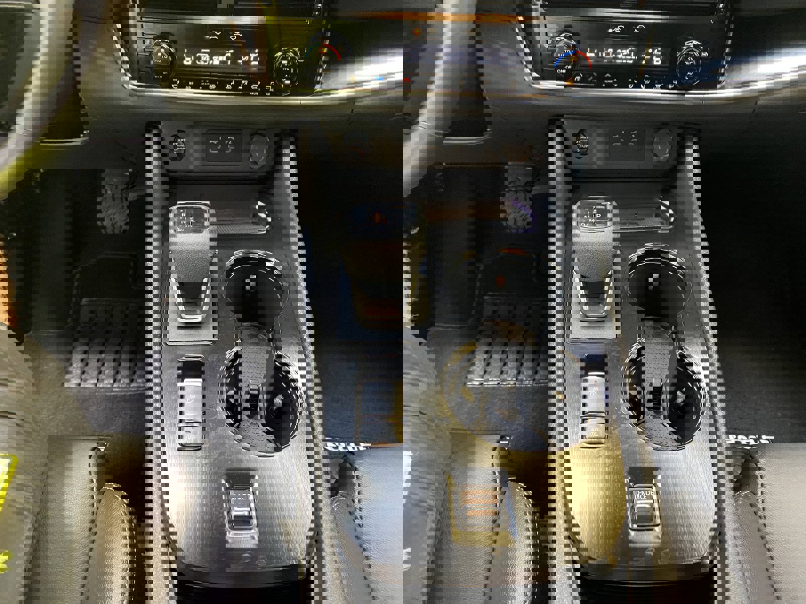 Used 2025 Nissan Rogue SL w/ Tech Package image 46