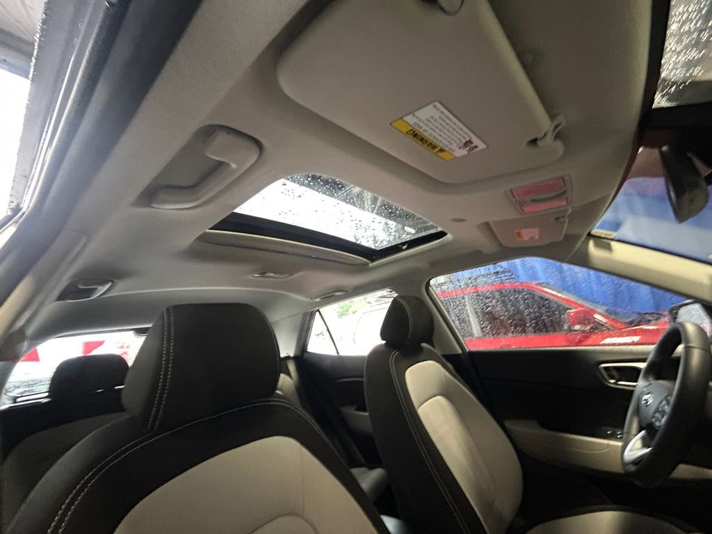 Certified 2025 Hyundai Venue SEL image 27