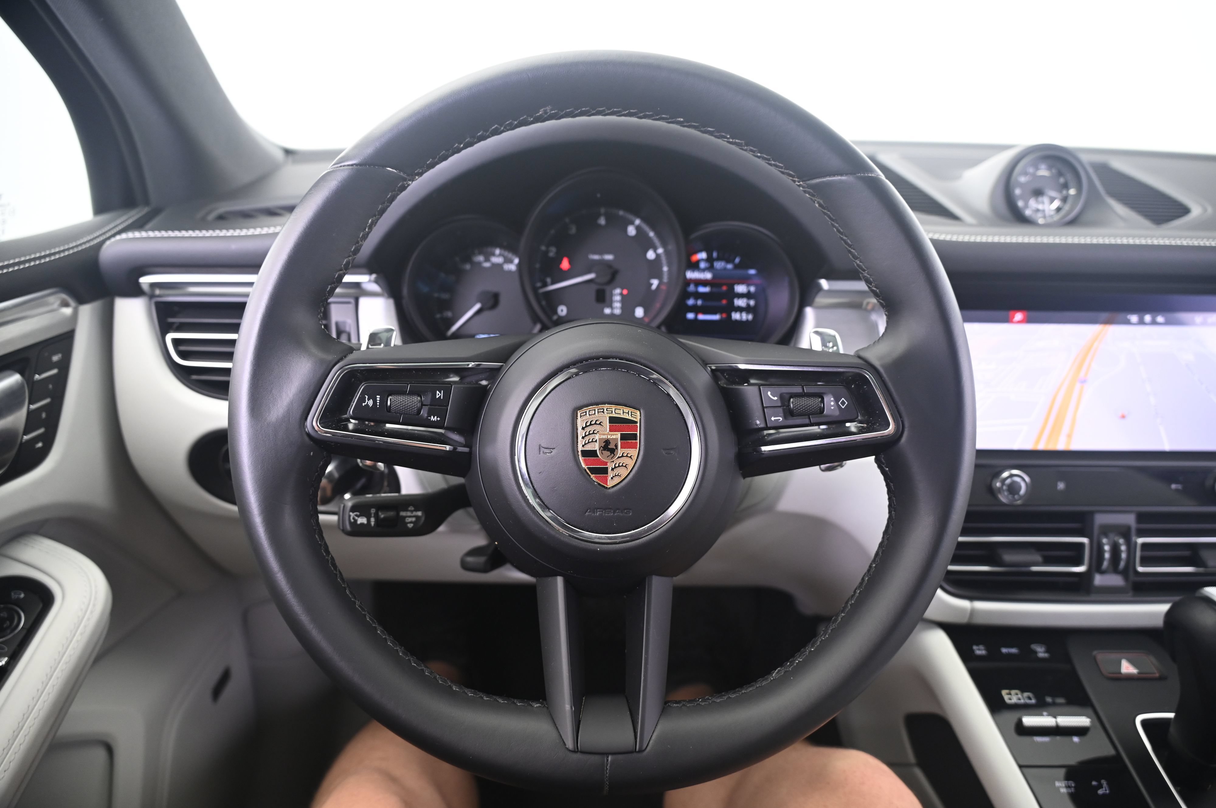 Certified 2023 Porsche Macan AWD/4WD image 35