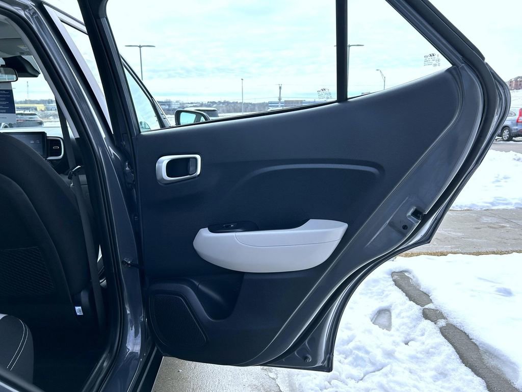 Used 2025 Hyundai Venue SEL image 17