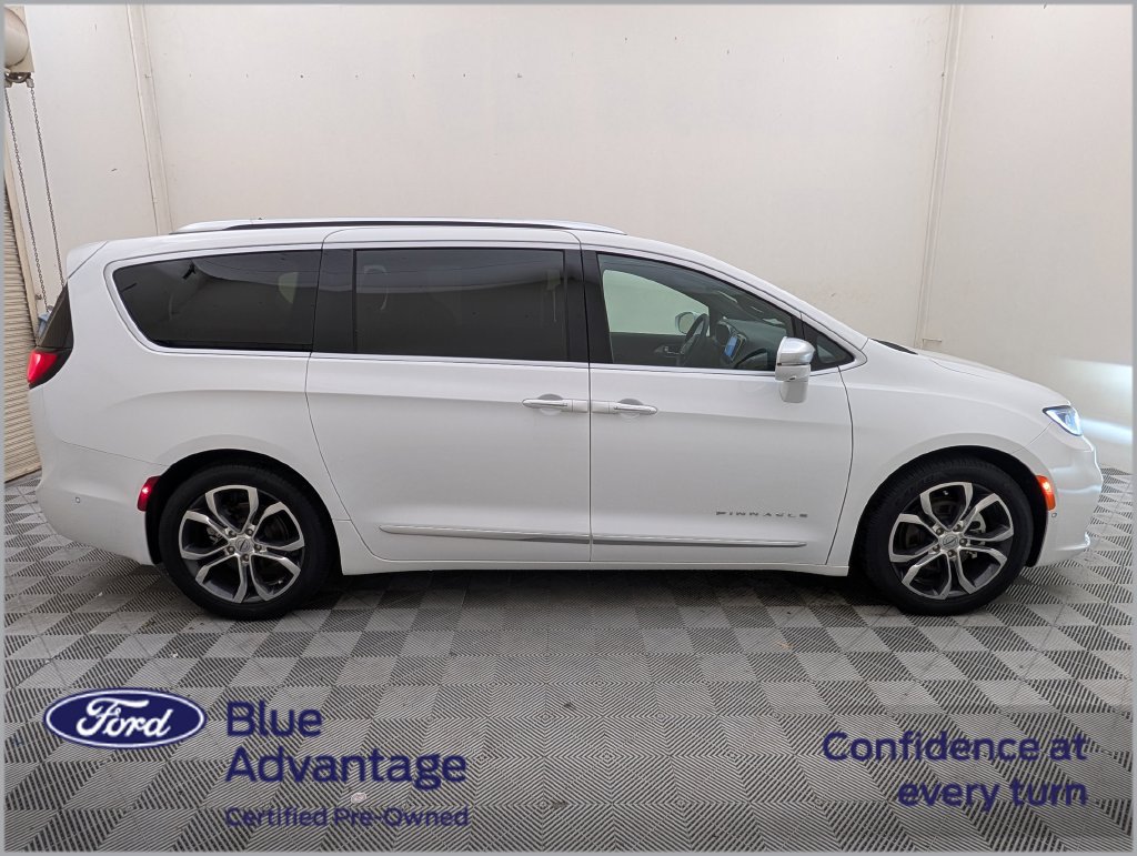 Used 2024 Chrysler Pacifica Pinnacle FWD image 2