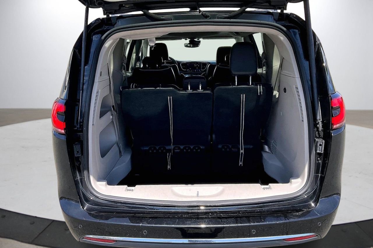 Used 2023 Chrysler Pacifica Limited image 28