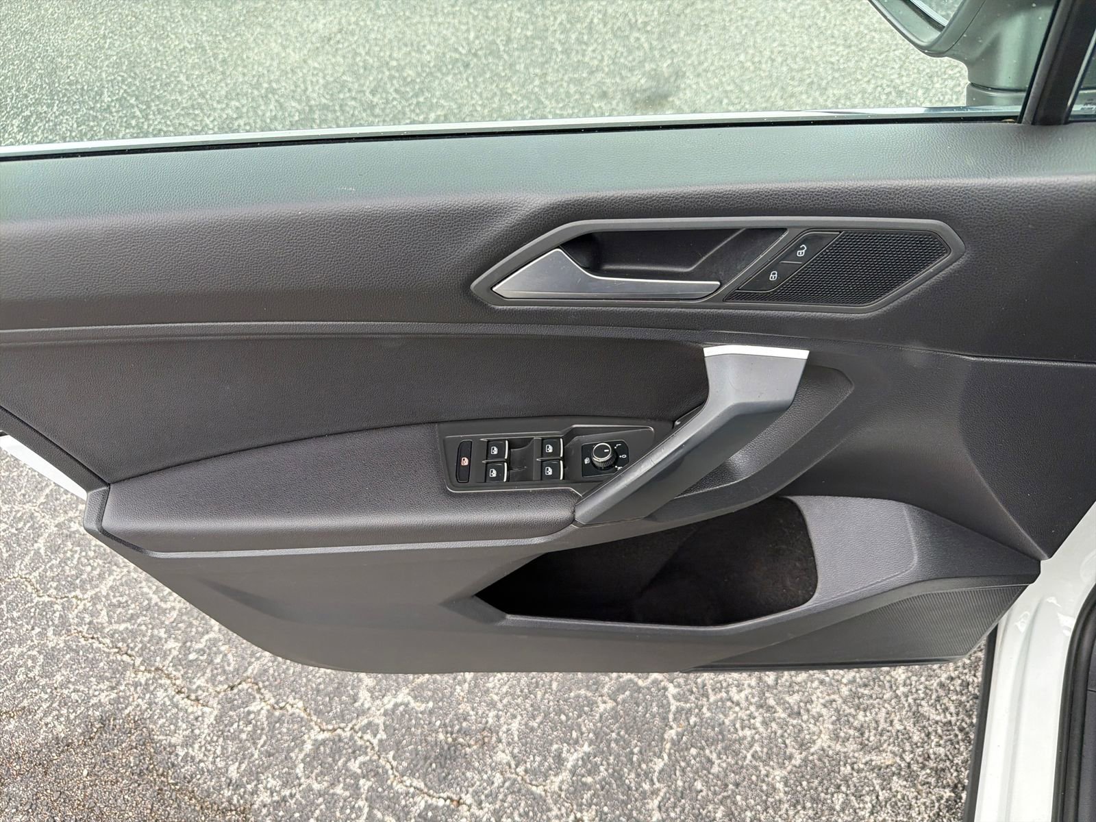 Used 2019 Volkswagen Tiguan SE image 19