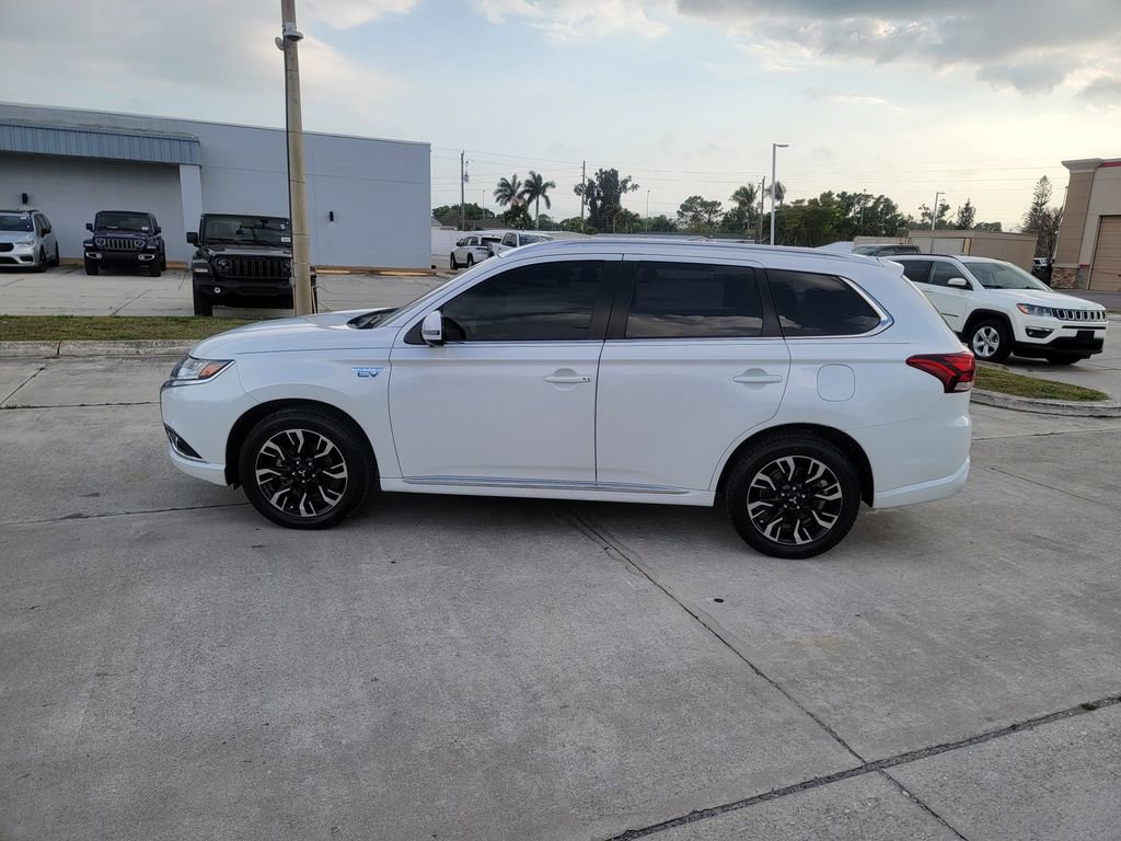 Used 2018 Mitsubishi Outlander 4WD Plug-In Hybrid image 2