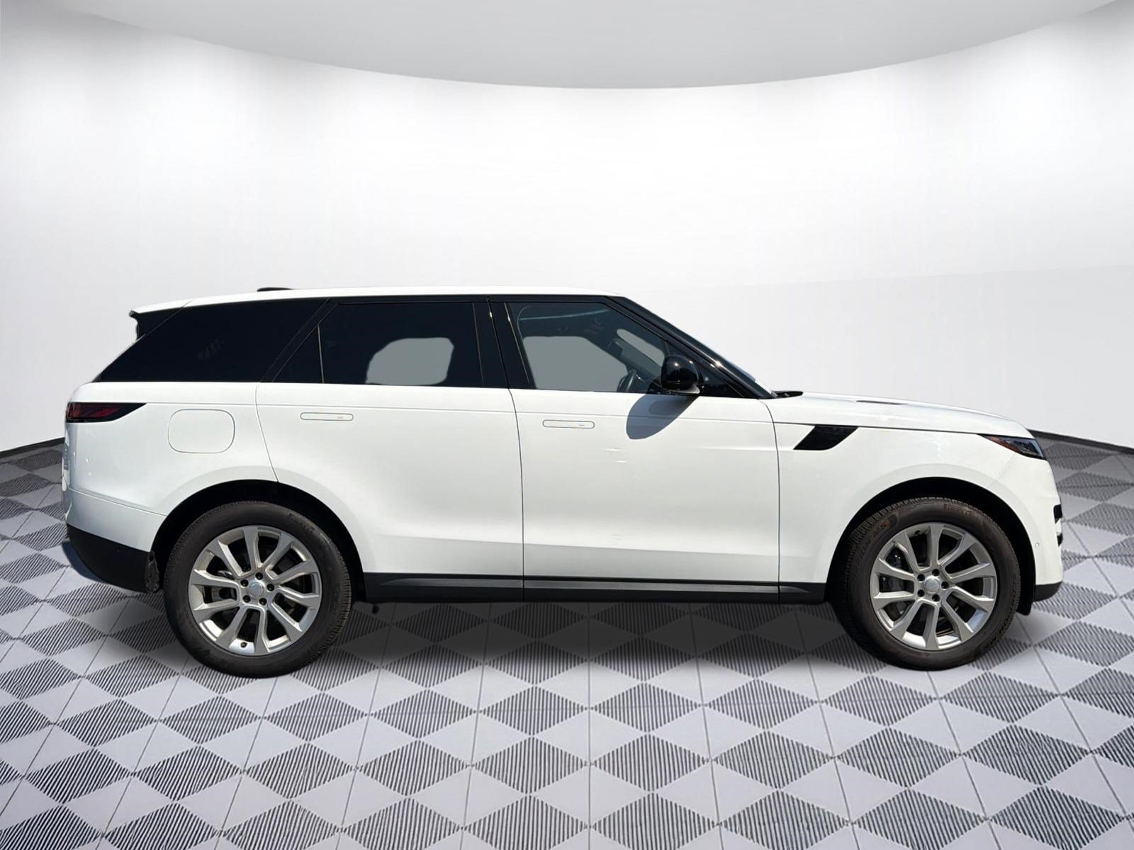 Used 2025 Land Rover Range Rover Sport SE AWD/4WD image 8
