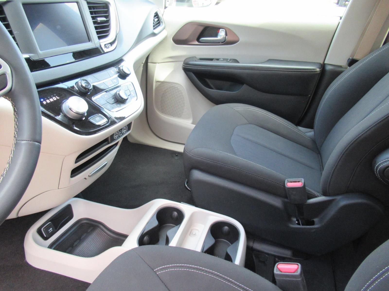 Certified 2022 Chrysler Voyager LX FWD image 15