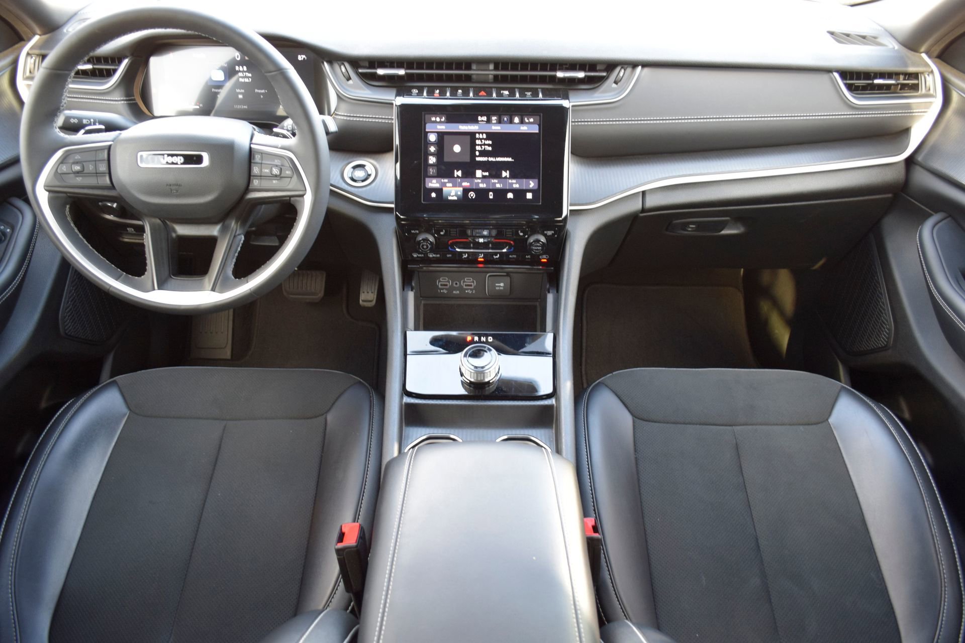 Used 2023 Jeep Grand Cherokee L Laredo image 7