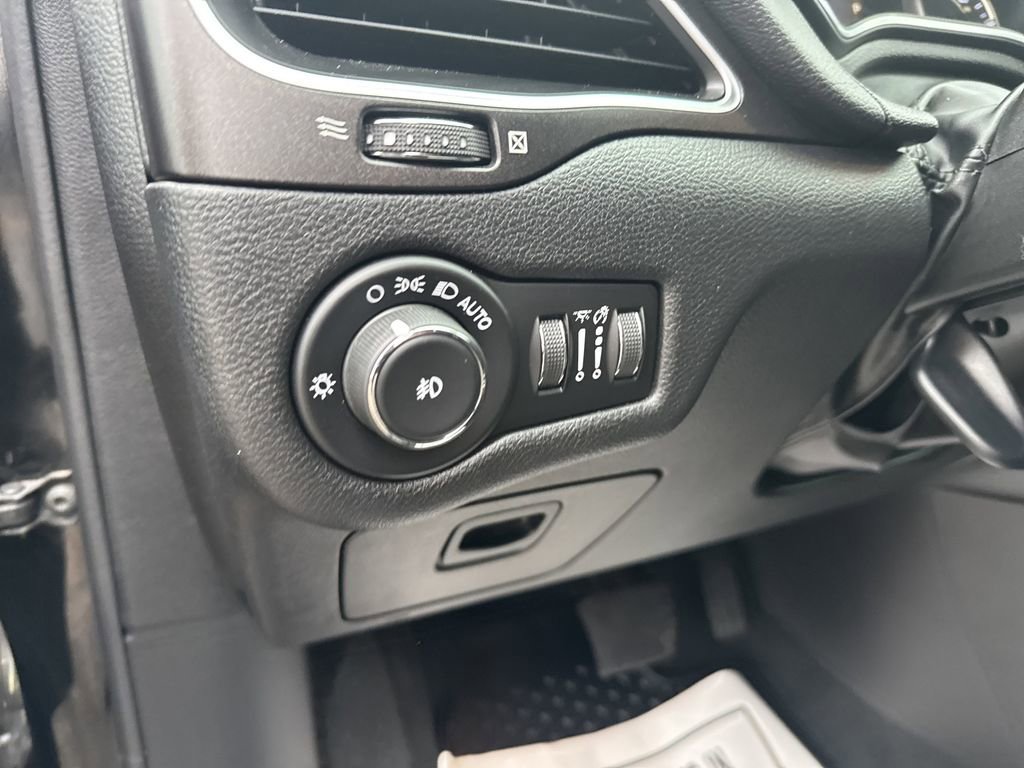 Used 2020 Jeep Cherokee Trailhawk w/ Cold Weather Group image 17