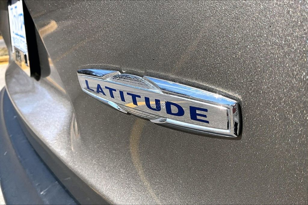 Used 2019 Jeep Cherokee Latitude w/ Cold Weather Group image 8