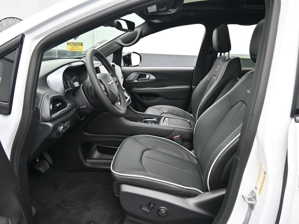 New 2026 Chrysler Pacifica Limited w/ S Appearance Package FWD image 12