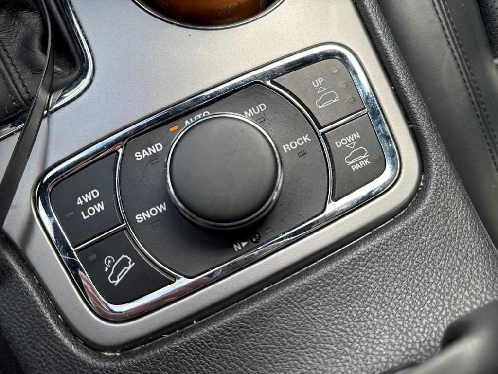 Used 2018 Jeep Grand Cherokee Overland AWD/4WD image 5