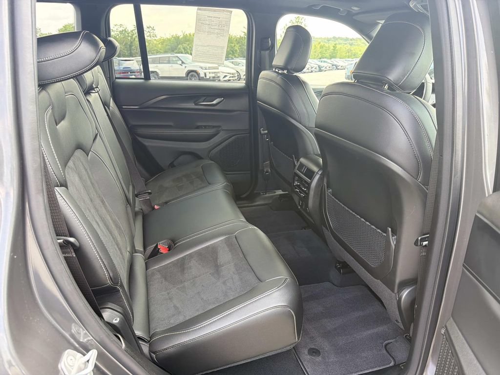 Used 2025 Jeep Grand Cherokee Altitude AWD/4WD image 27