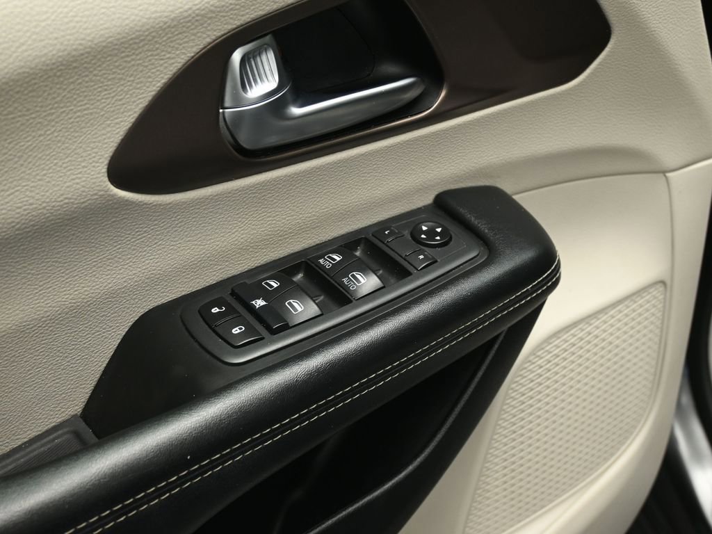 Used 2020 Chrysler Voyager Lxi image 10