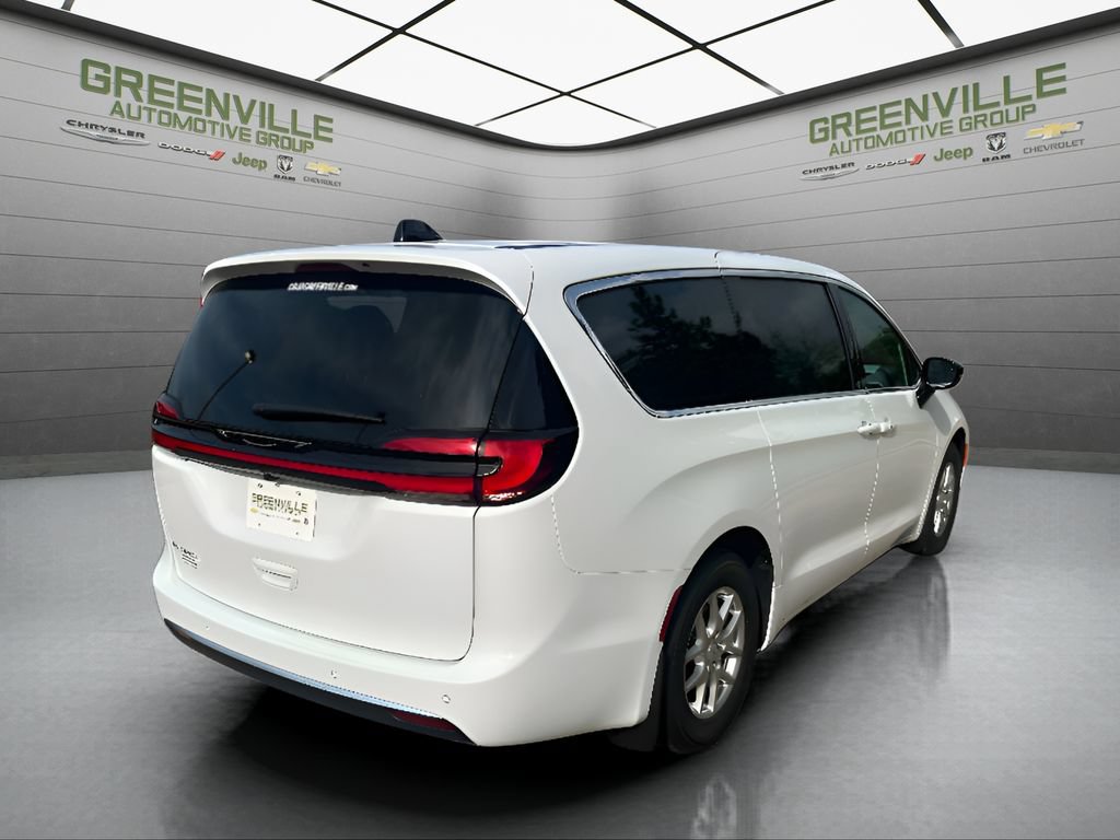 New 2027 Chrysler Pacifica Select FWD image 5