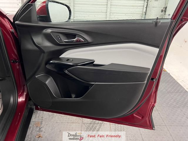 Used 2025 Chevrolet Trax LT image 38