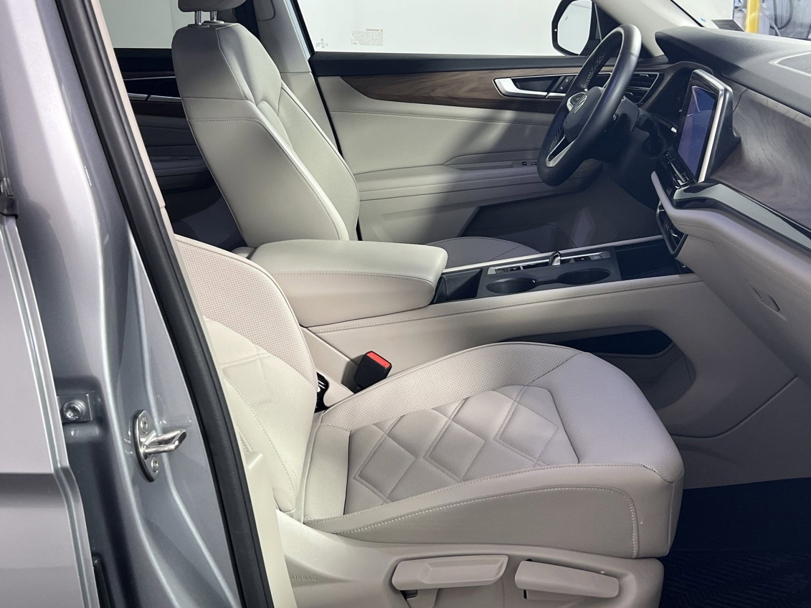 Used 2025 Volkswagen Atlas SE image 28