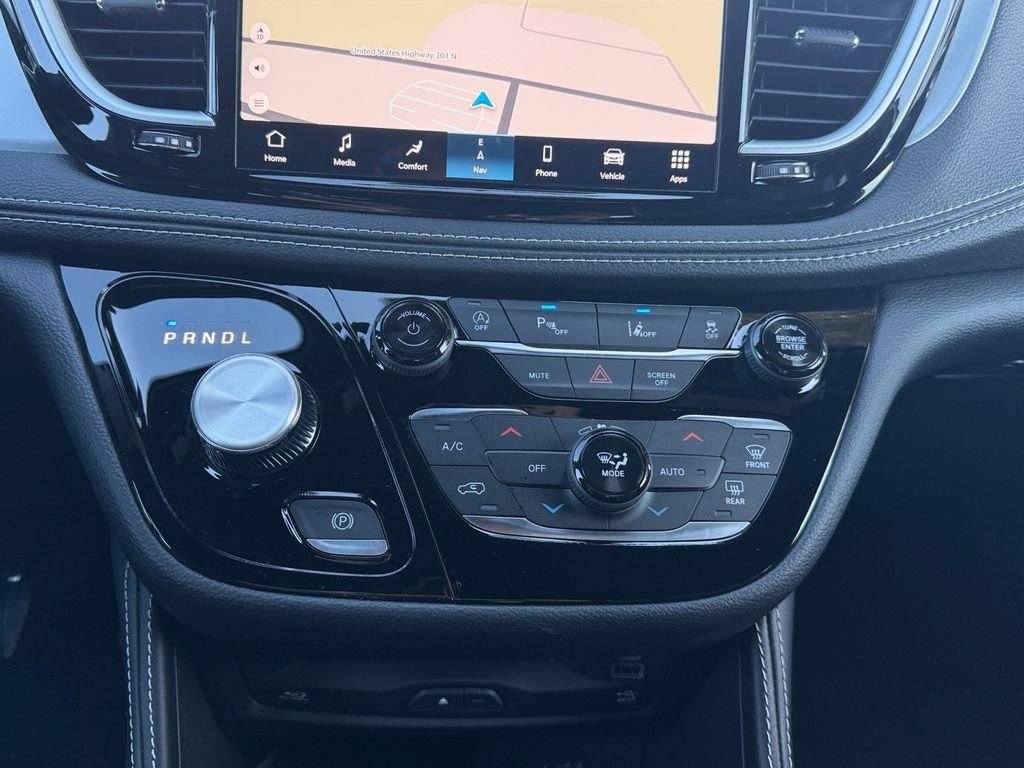 New 2026 Chrysler Pacifica Limited w/ Uconnect Theater Family Group FWD image 22