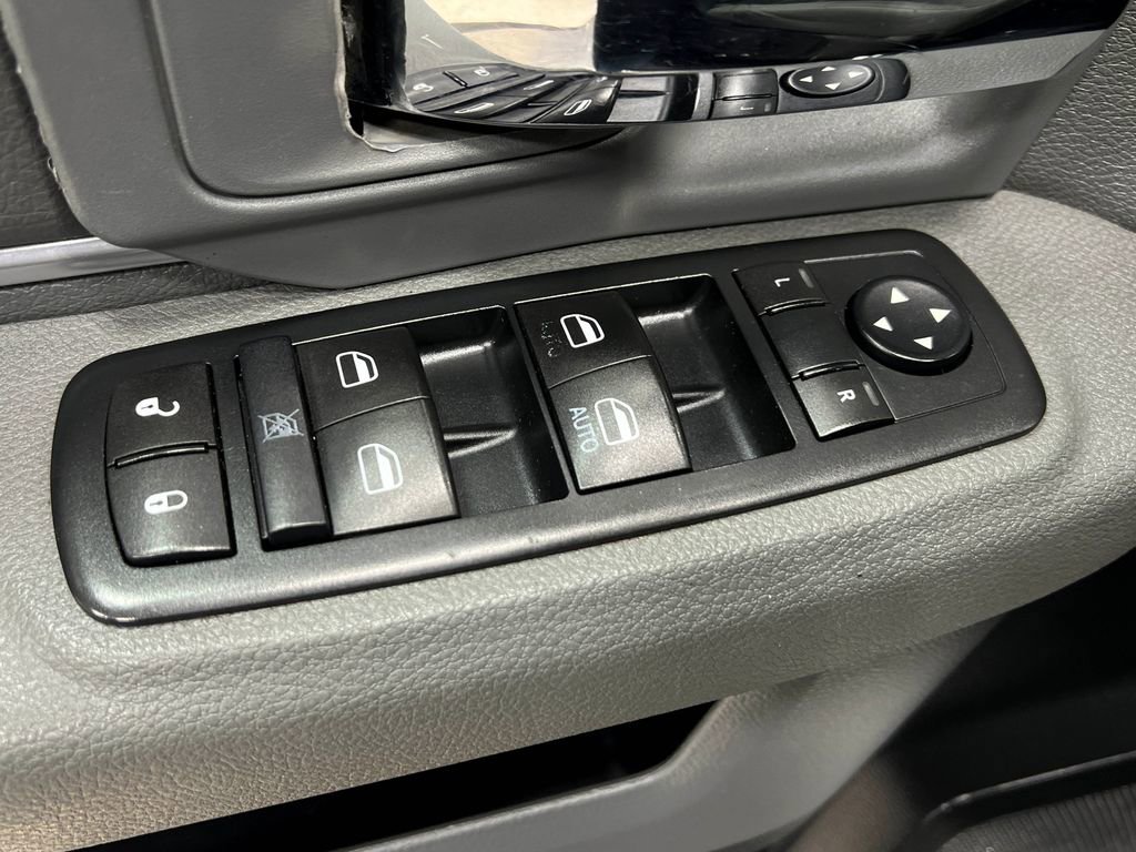 Used 2015 RAM 1500 Classic SLT w/ Luxury Group AWD/4WD image 14