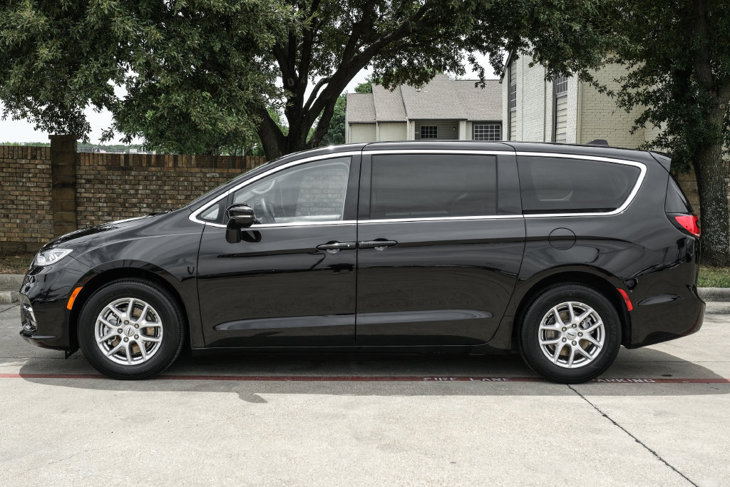 Used 2024 Chrysler Pacifica Touring-L FWD image 20