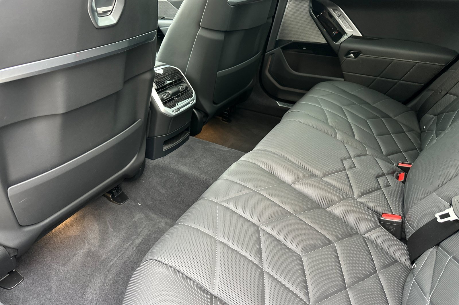 Used 2025 BMW i7 xDrive60 AWD/4WD image 11