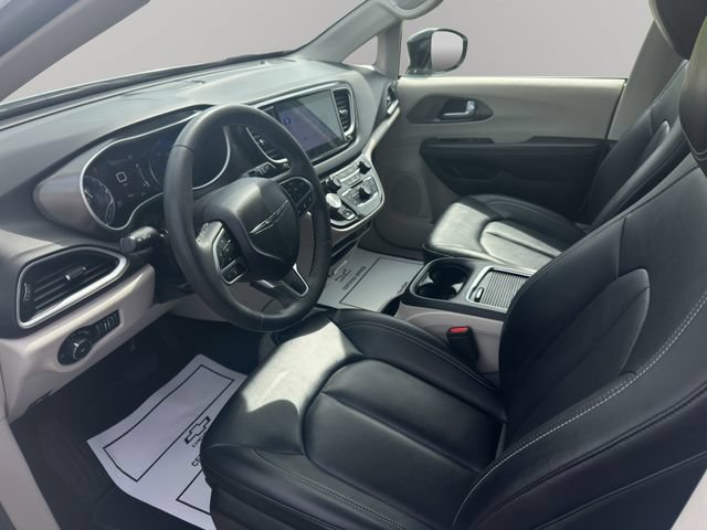 Used 2024 Chrysler Pacifica Touring-L FWD image 10