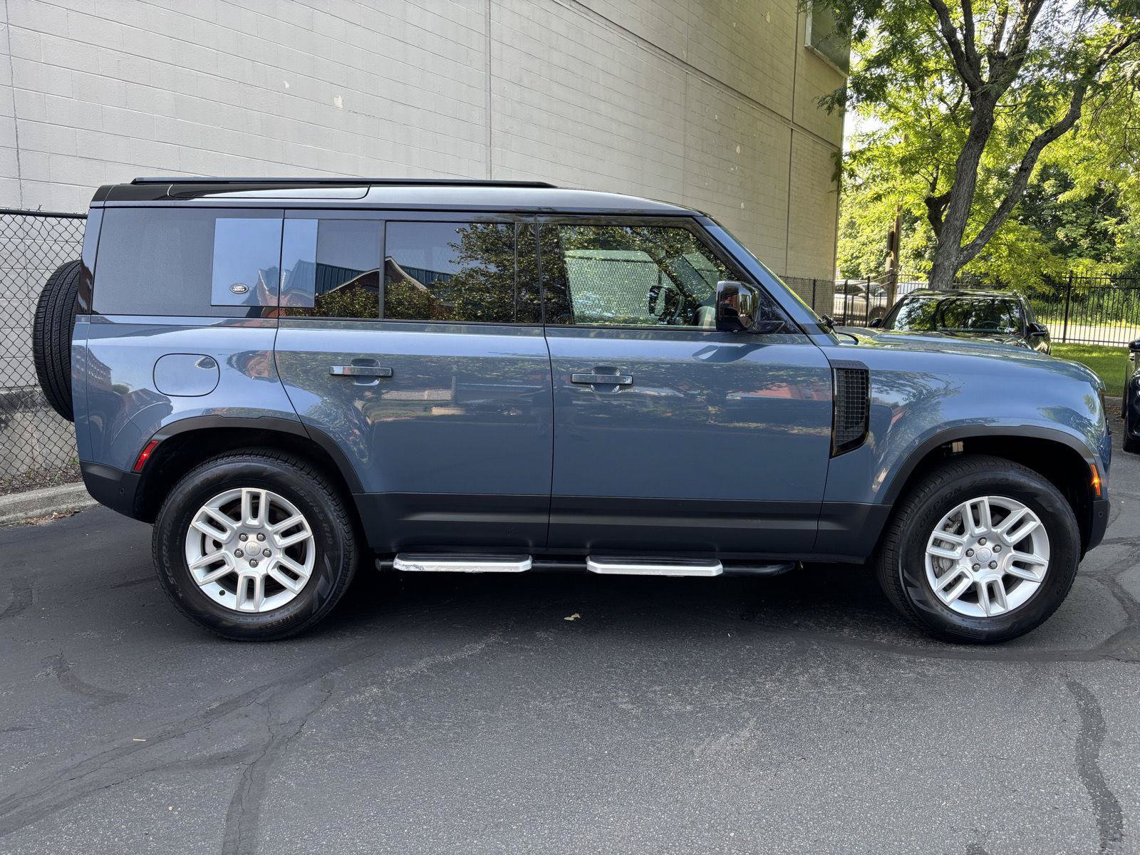 Used 2023 Land Rover Defender 110 SE AWD/4WD image 2