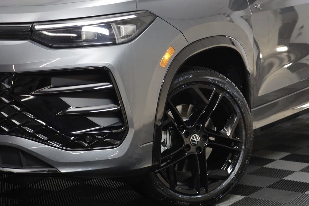 Used 2025 Volkswagen Tiguan SE R-Line AWD/4WD image 3