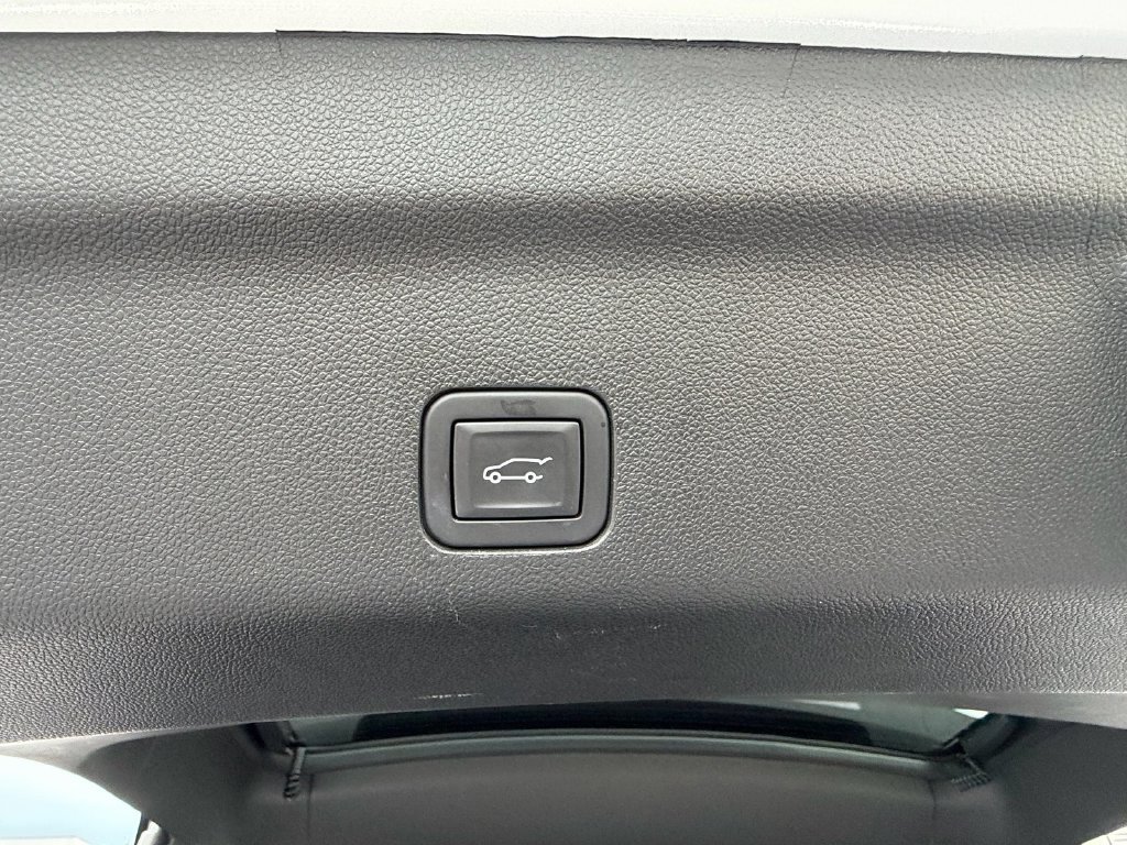 Used 2024 Chevrolet Suburban RST w/ Luxury Package RWD image 17