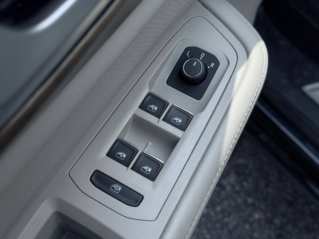 Used 2025 Volkswagen Atlas SE AWD/4WD image 13