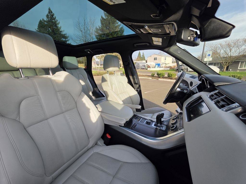 Used 2016 Land Rover Range Rover Sport SE image 18