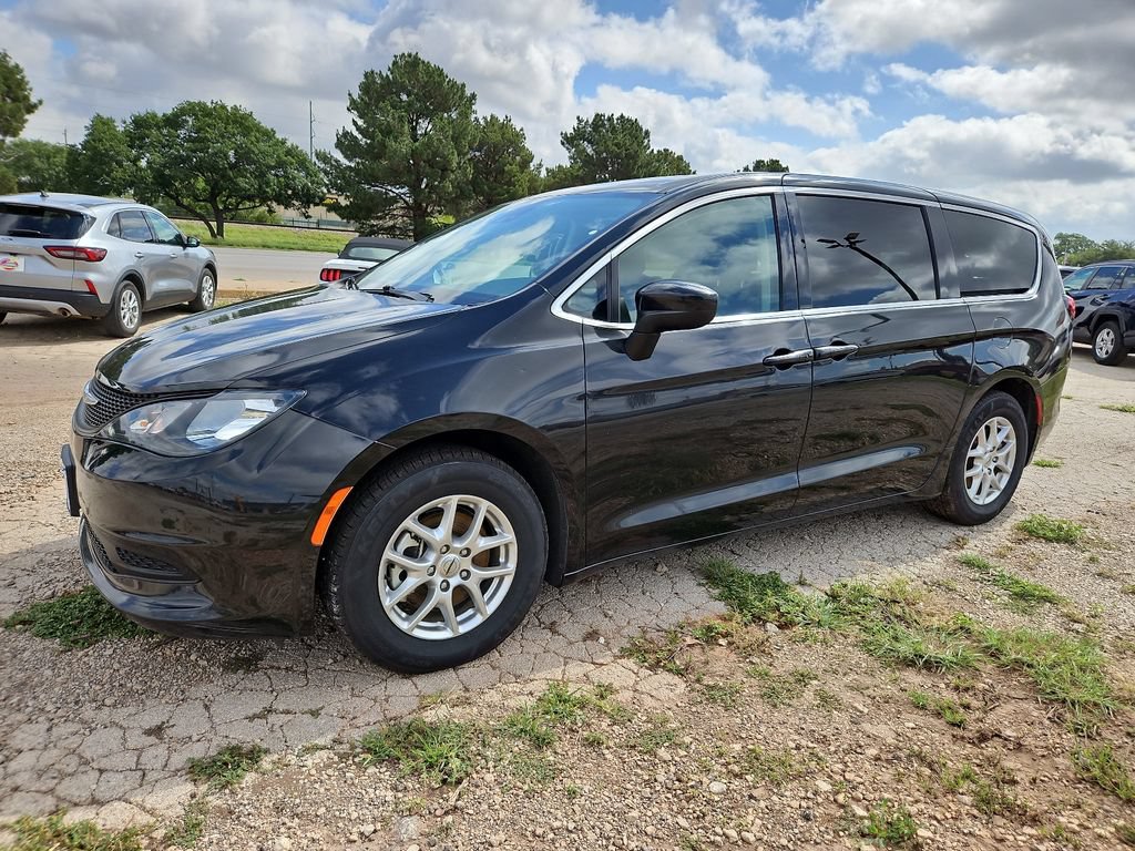Used 2023 Chrysler Voyager LX FWD image 5