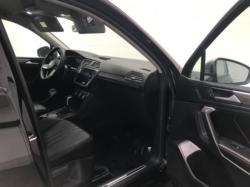 Used 2024 Volkswagen Tiguan SE image 34