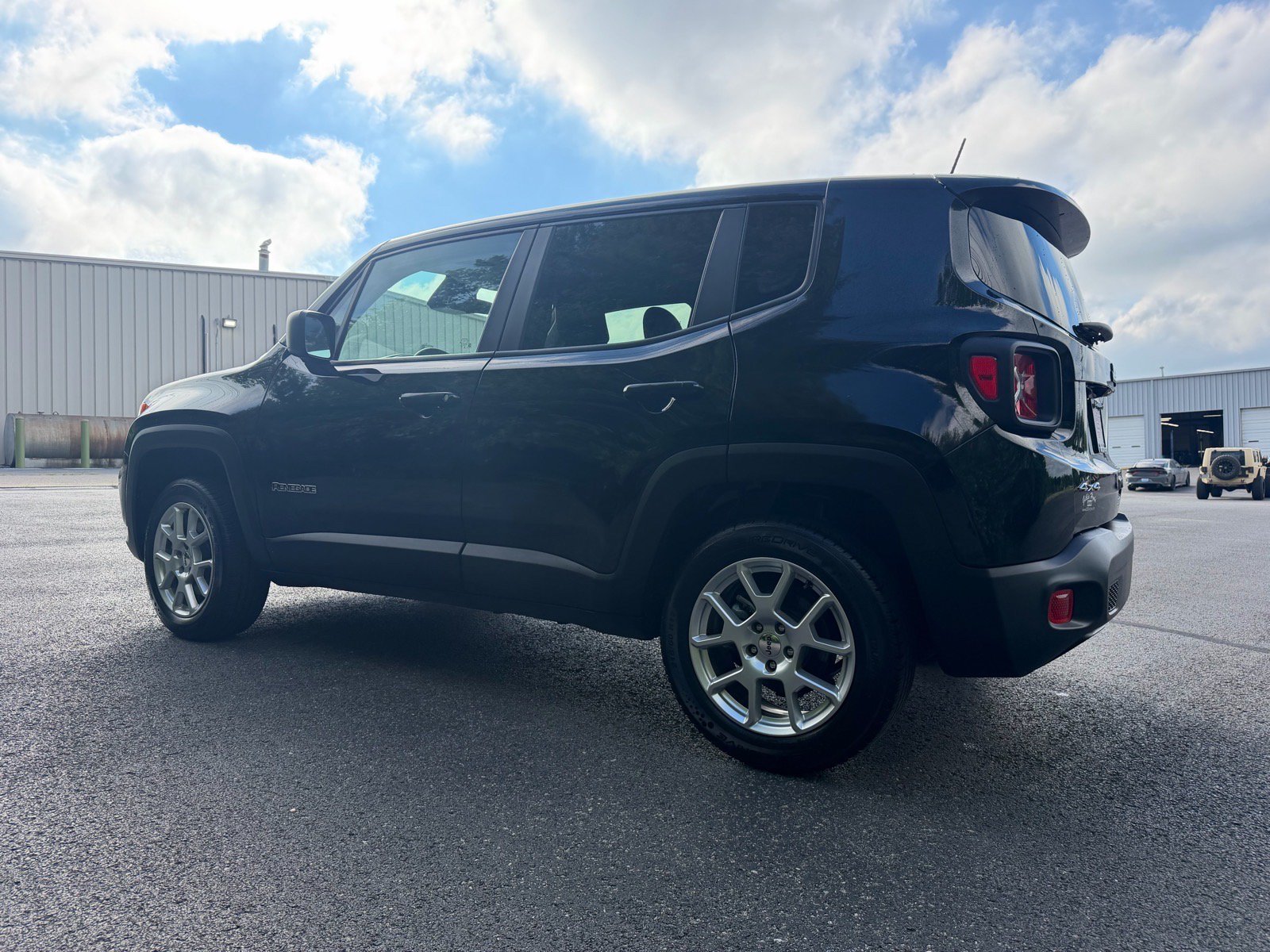 Used 2023 Jeep Renegade Latitude AWD/4WD image 11