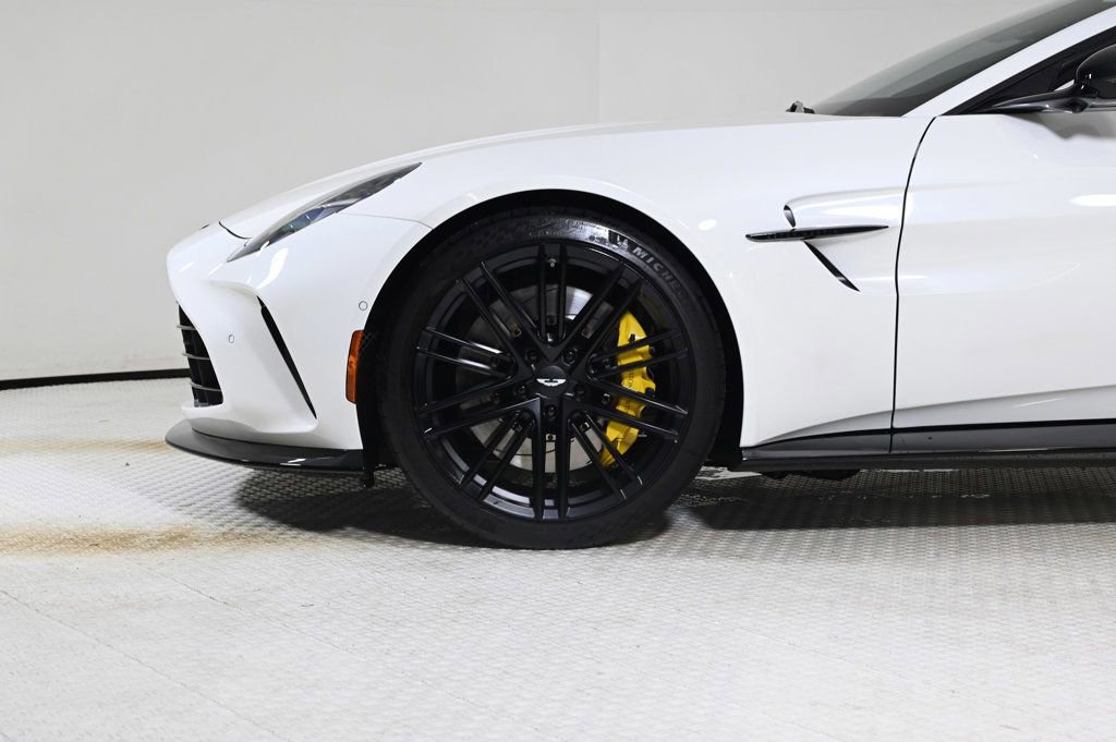 Used 2025 Aston Martin V8 Vantage Coupe image 4