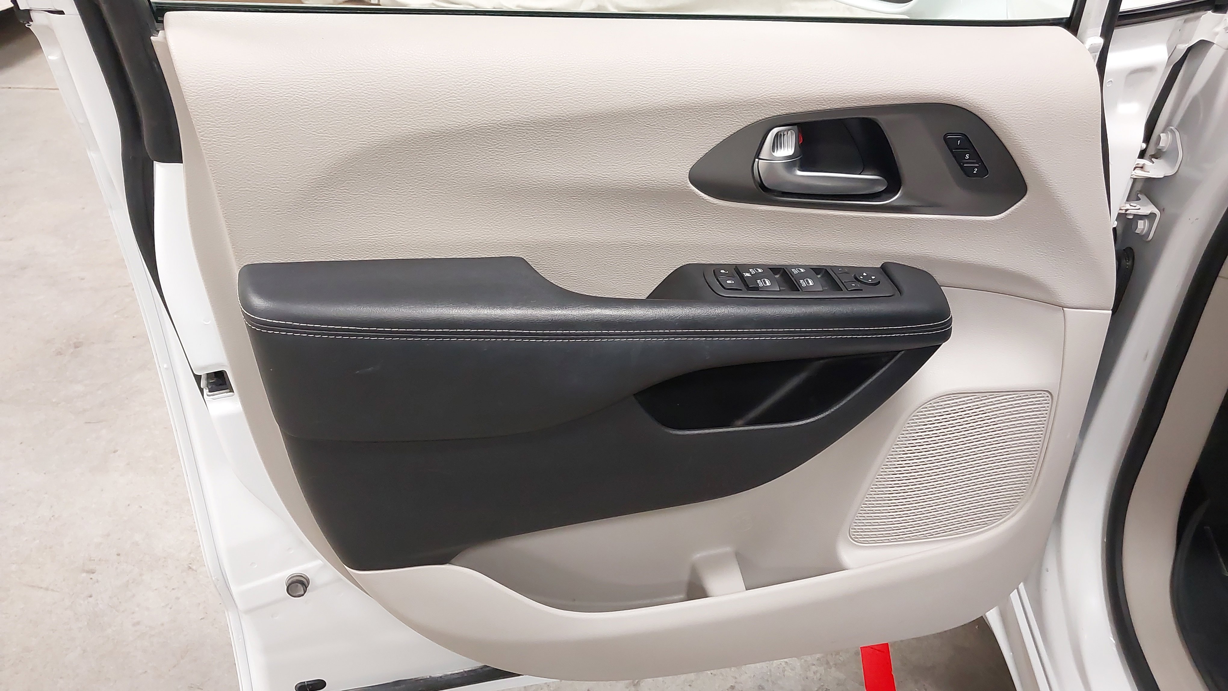 Used 2022 Chrysler Pacifica Touring-L w/ Uconnect Theater Family Group FWD image 24