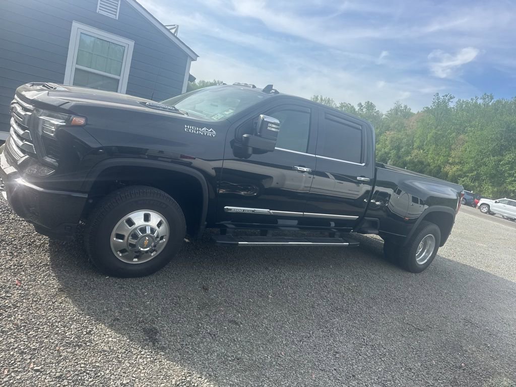 Used 2024 Chevrolet Silverado 3500 High Country w/ High Country Premium Package AWD/4WD image 4