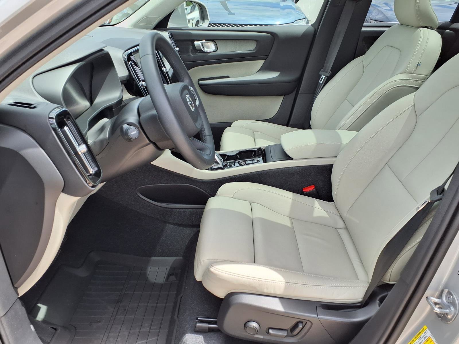 Certified 2023 Volvo XC40 B5 Plus w/ Protection Package Premier AWD/4WD image 22