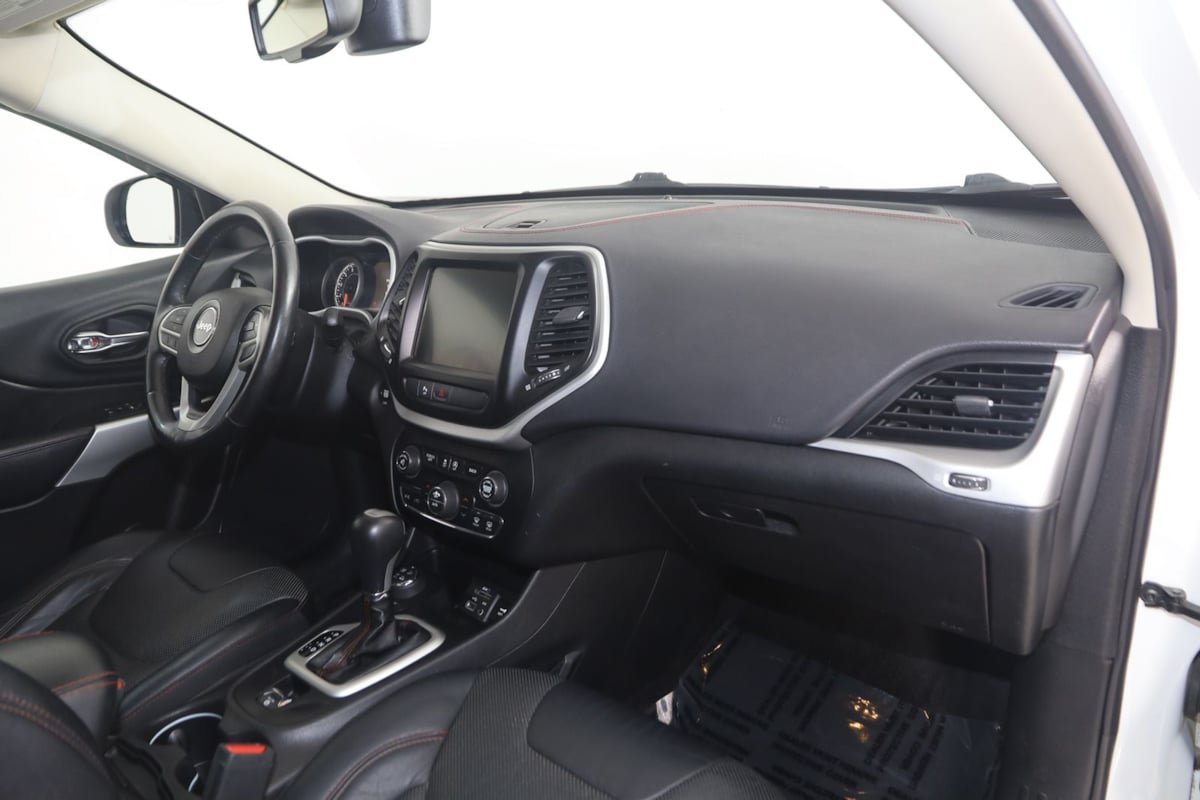 Used 2017 Jeep Cherokee Trailhawk AWD/4WD image 35